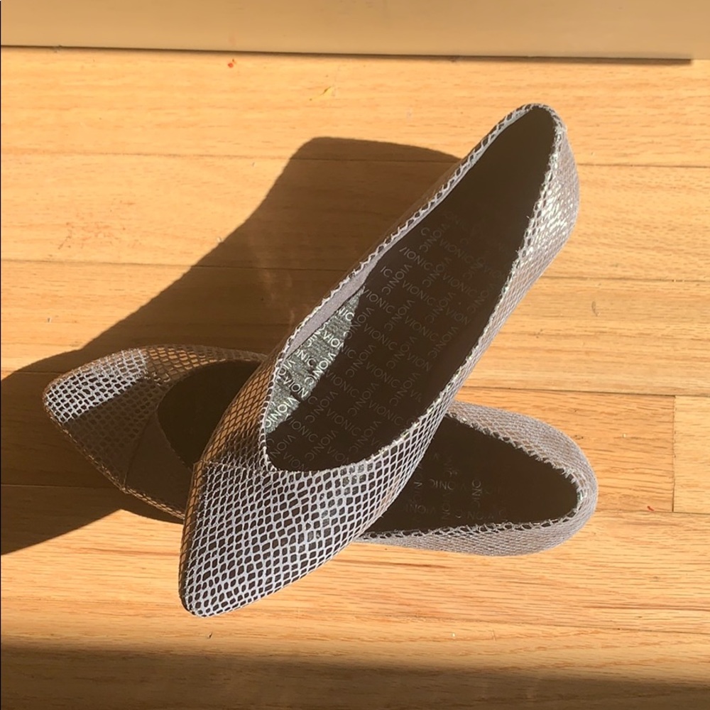 Pointy toed flats